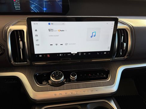 Used 2025 Ford Expedition Platinum w/ Platinum Ultimate Package image 10