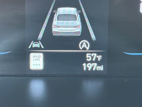 Used 2025 Hyundai Elantra SE image 23