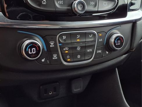 Used 2018 Chevrolet Traverse LT FWD image 9