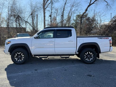 Used 2023 Toyota Tacoma TRD Off-Road w/ Technology Package image 4