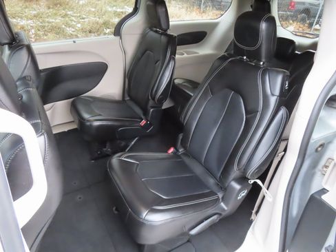 Certified 2024 Chrysler Pacifica Touring-L image 21