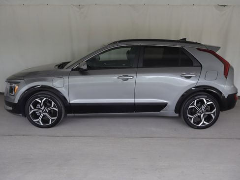 Used 2024 Kia Niro SX Touring FWD image 24