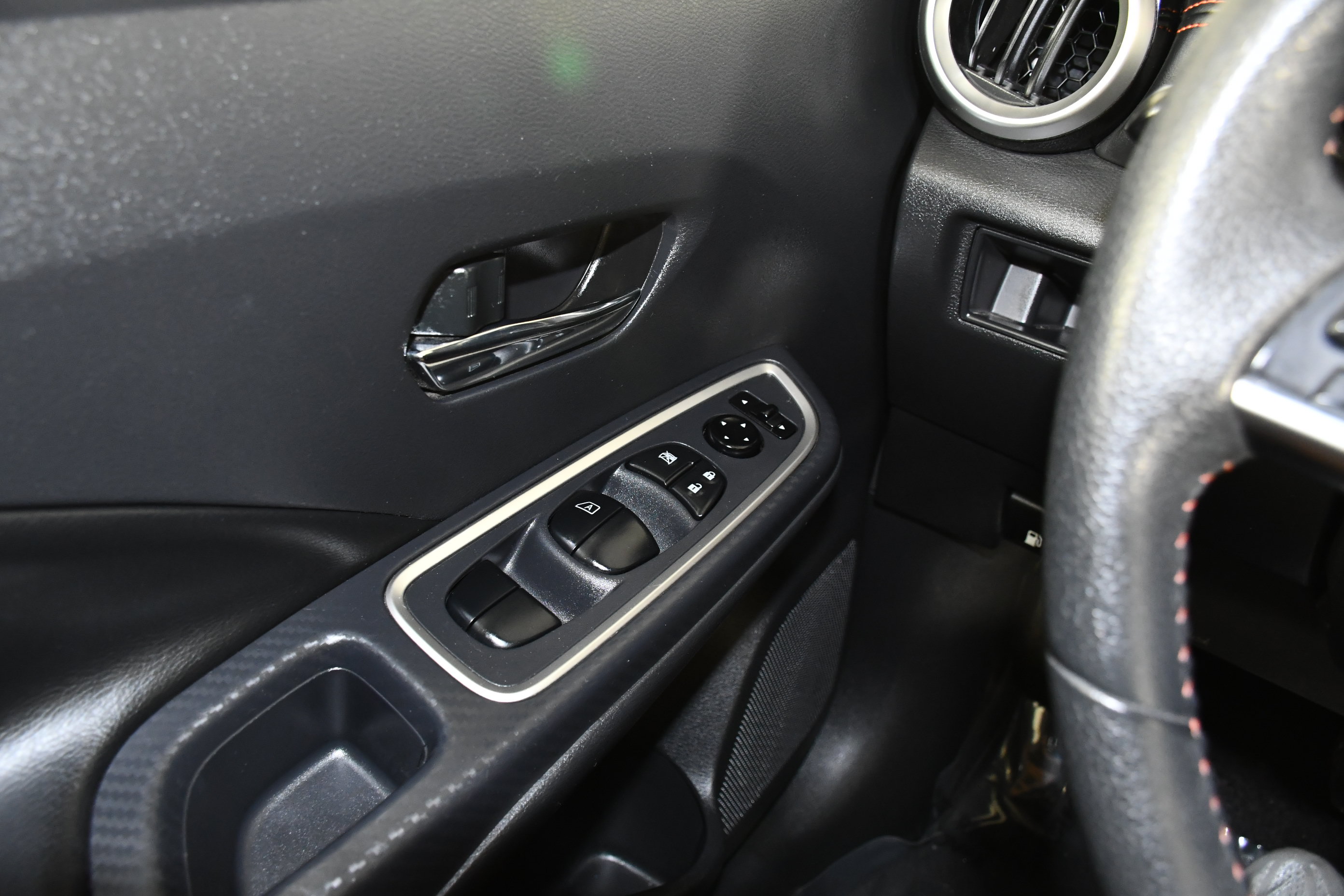 Used 2024 Nissan Versa SR FWD image 30