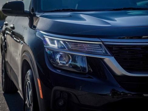 Certified 2022 Kia Seltos EX image 9