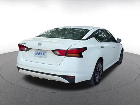 Used 2025 Nissan Altima 2.5 SV FWD image 14