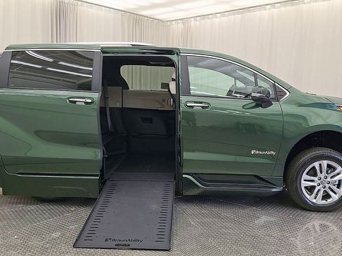 Used 2026 Toyota Sienna Limited FWD image 6