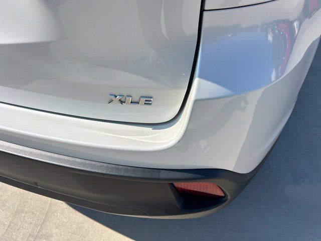 Used 2018 Toyota Highlander XLE FWD image 4