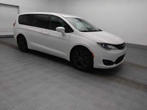 Used 2018 Chrysler Pacifica Touring Plus w/ S Appearance Package FWD image 11