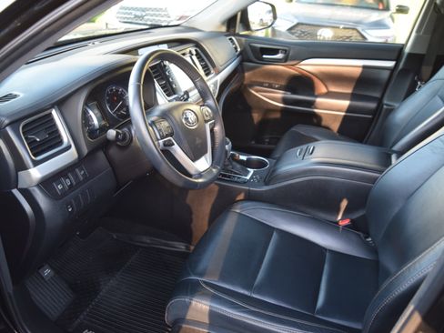 Used 2018 Toyota Highlander XLE AWD/4WD image 10