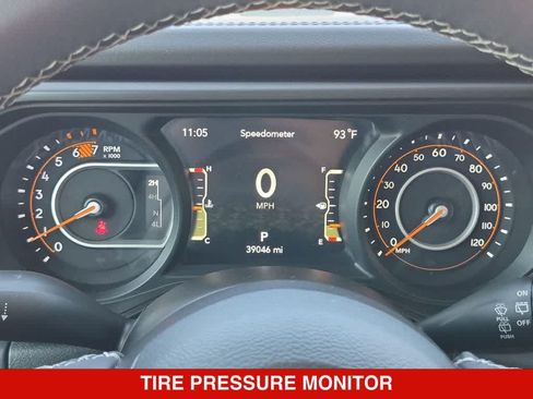 Used 2025 Jeep Wrangler Unlimited Rubicon AWD/4WD image 30