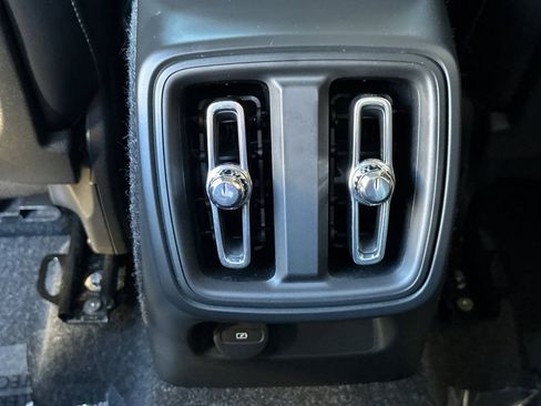 Used 2021 Volvo XC40 T5 Momentum w/ Premium Package image 15