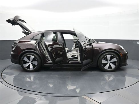 Used 2024 Porsche Macan 4 Electric image 33