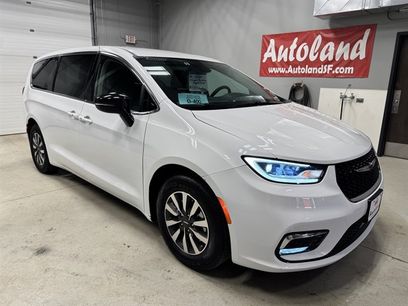 Used 2024 Chrysler Pacifica Select