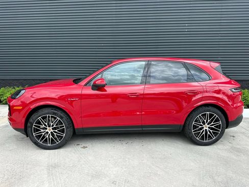 Certified 2025 Porsche Cayenne E-Hybrid AWD/4WD image 2