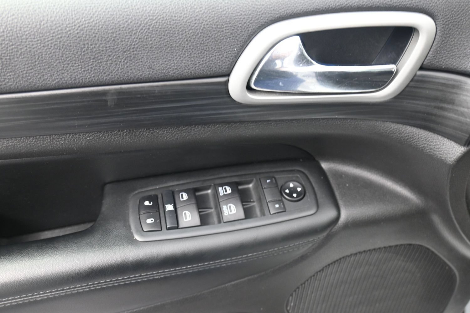 Used 2020 Jeep Grand Cherokee Altitude AWD/4WD image 21