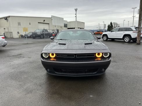 Used 2019 Dodge Challenger SXT image 8