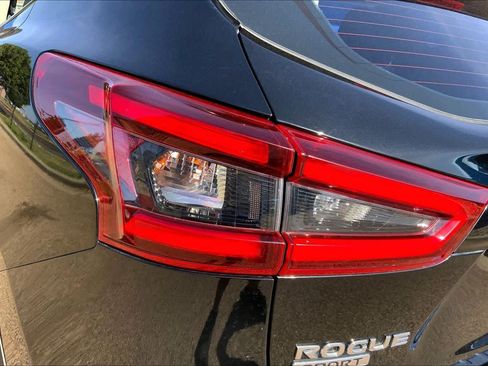 Used 2020 Nissan Rogue Sport SV FWD image 29