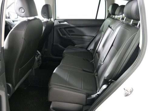 Used 2018 Volkswagen Tiguan SE AWD/4WD image 28