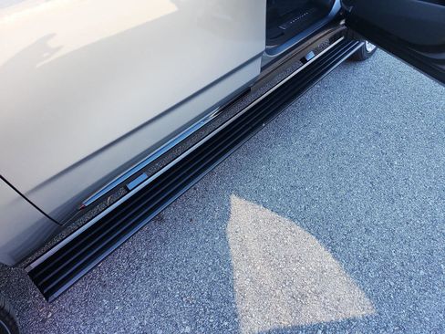 Used 2025 Cadillac Escalade ESV Sport w/ Touring Package image 7