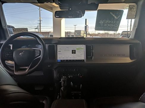 Used 2025 Ford Bronco Outer Banks image 14