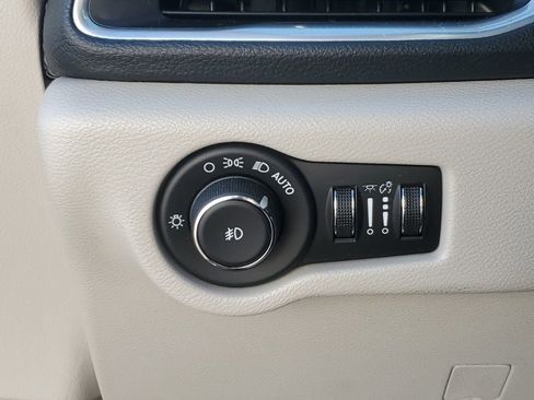 Used 2018 Chrysler Pacifica Limited image 18