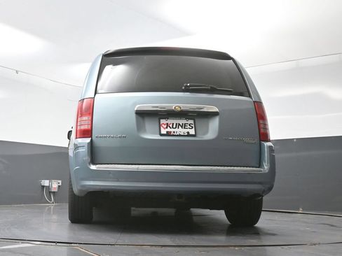 Used 2009 Chrysler Town & Country Touring w/ Family Value Group FWD image 28
