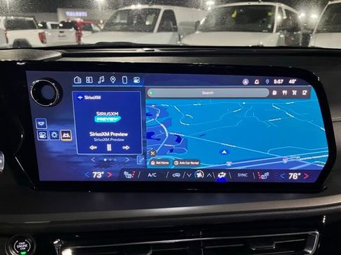 Used 2025 Chevrolet Traverse LT image 32