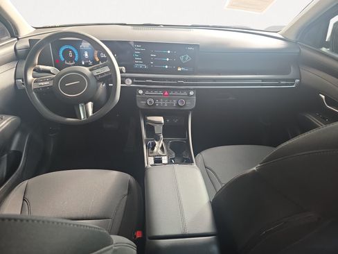 Used 2025 Hyundai Tucson SE FWD image 2