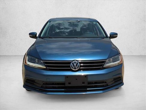 Used 2018 Volkswagen Jetta SE FWD image 2