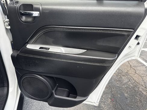 Used 2016 Jeep Compass Latitude FWD image 20