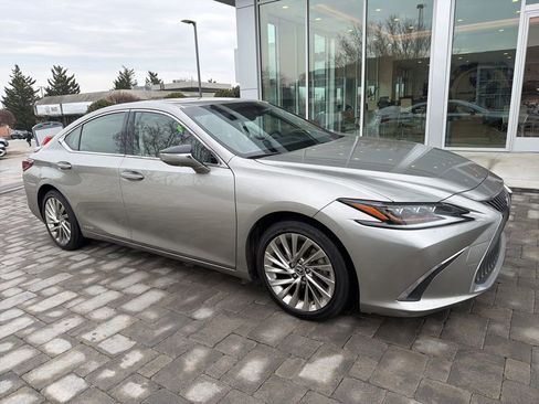Used 2019 Lexus ES 300h w/ Accessory Package 2 image 3