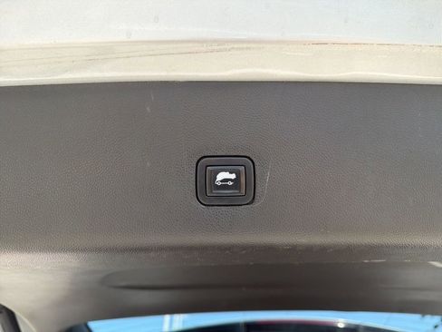 Used 2020 Chevrolet Traverse LT w/ LT Premium Package AWD/4WD image 15