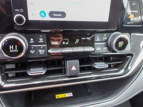 Certified 2023 Toyota Highlander XLE image 20