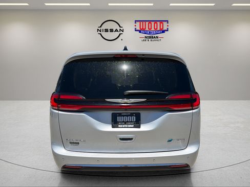Used 2024 Chrysler Pacifica Limited FWD image 3