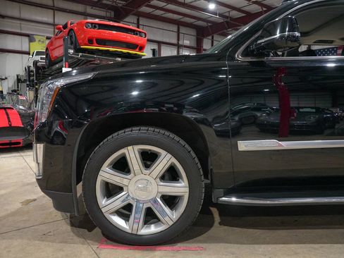 Used 2018 Cadillac Escalade ESV Luxury image 3