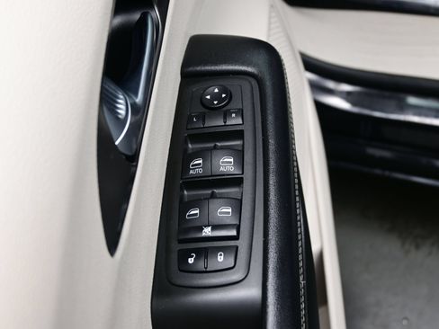 Used 2022 Chrysler Pacifica Touring-L FWD image 13