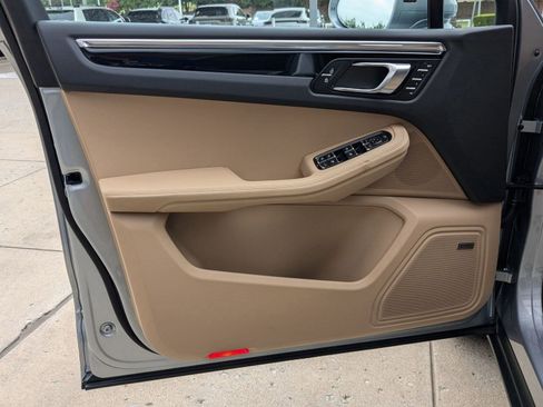 Certified 2025 Porsche Macan image 13