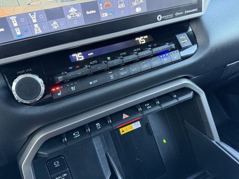 Used 2024 Toyota Tundra Limited image 18