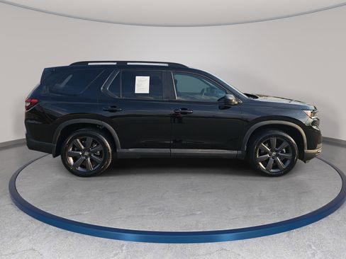 Used 2025 Honda Pilot Sport image 4