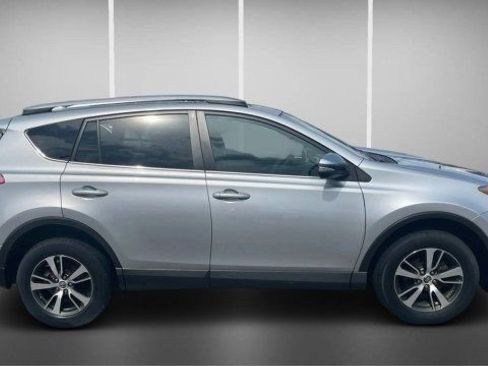 Used 2018 Toyota RAV4 XLE AWD/4WD image 3