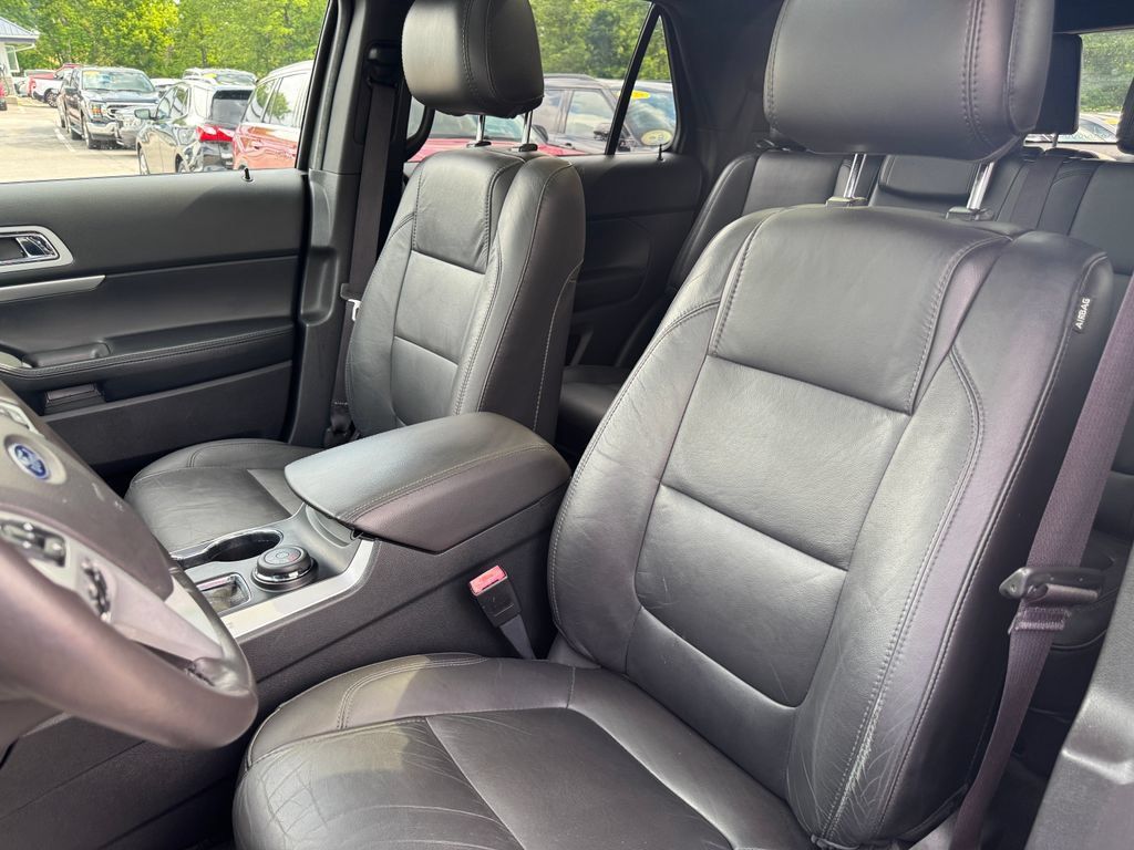 Used 2014 Ford Explorer XLT w/ Equipment Group 202A AWD/4WD image 22