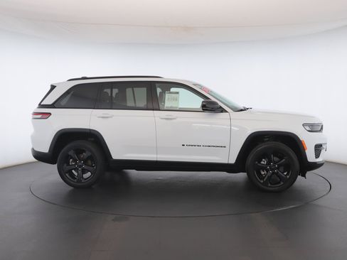 Used 2023 Jeep Grand Cherokee Altitude AWD/4WD image 22