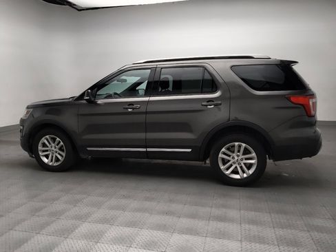 Used 2017 Ford Explorer XLT image 3