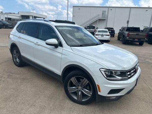 Used 2020 Volkswagen Tiguan SEL FWD image 2
