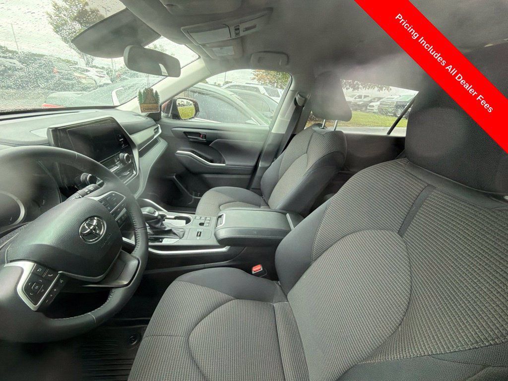 Used 2024 Toyota Highlander LE FWD image 9