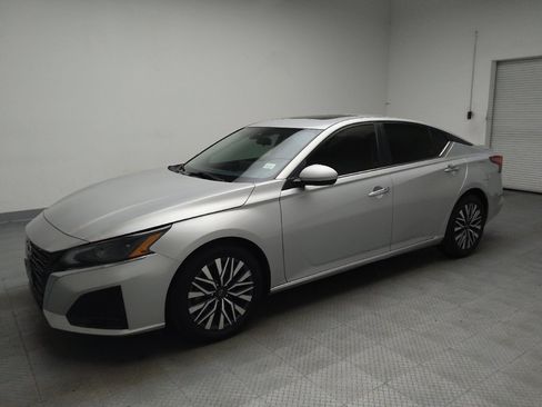 Used 2023 Nissan Altima 2.5 SV w/ SV Premium Package FWD image 2