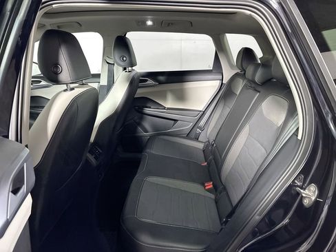 Used 2025 Volkswagen Taos SE AWD/4WD image 20