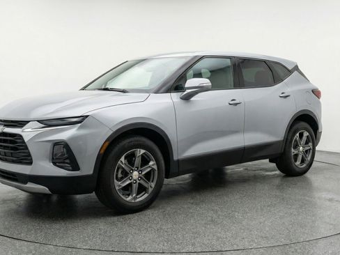 Used 2025 Chevrolet Blazer LT image 3