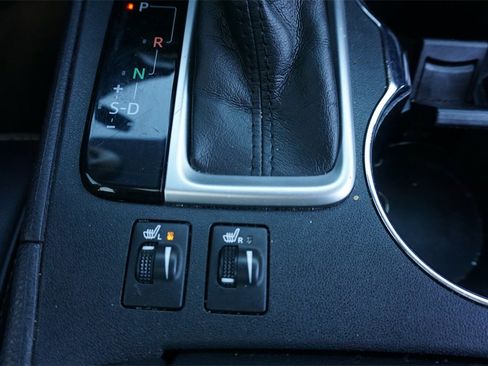 Used 2019 Toyota Highlander SE image 16