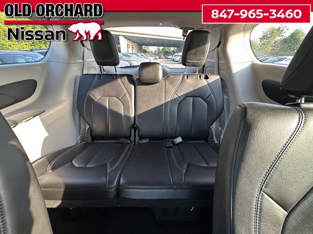 Used 2023 Chrysler Pacifica Touring-L FWD image 12